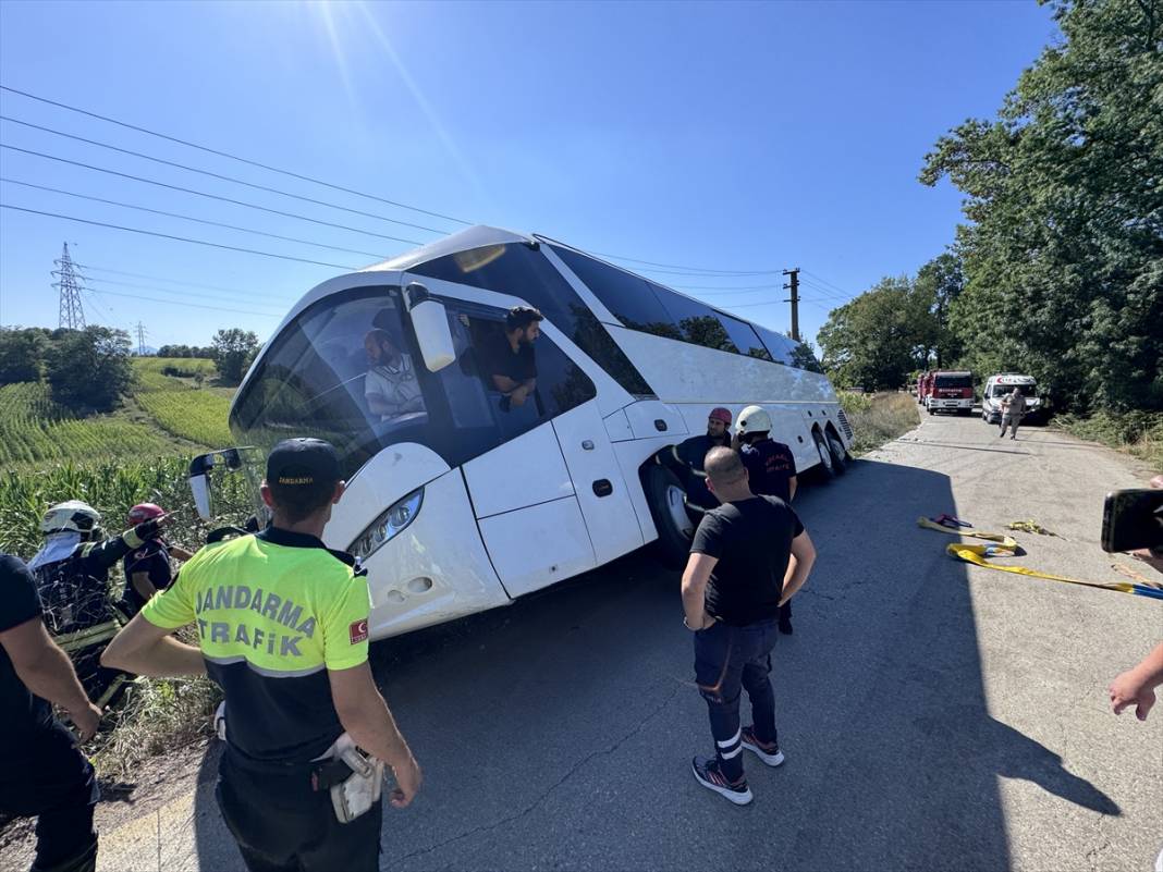 Tur otobüsü yan yattı, ölümden dönen 43 yolcu böyle kurtarıldı 2